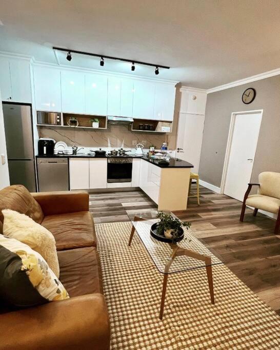 Modern, Trendy And Comfortable 2 Bedroom In Apartment Kapstadt