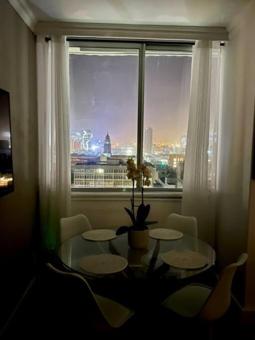 Modern, Trendy And Comfortable 2 Bedroom In Apartment *