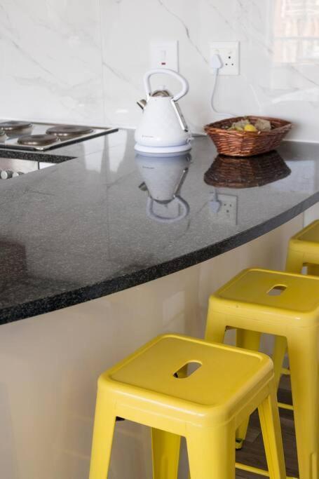 Modern, Trendy And Comfortable 2 Bedroom In Apartment *