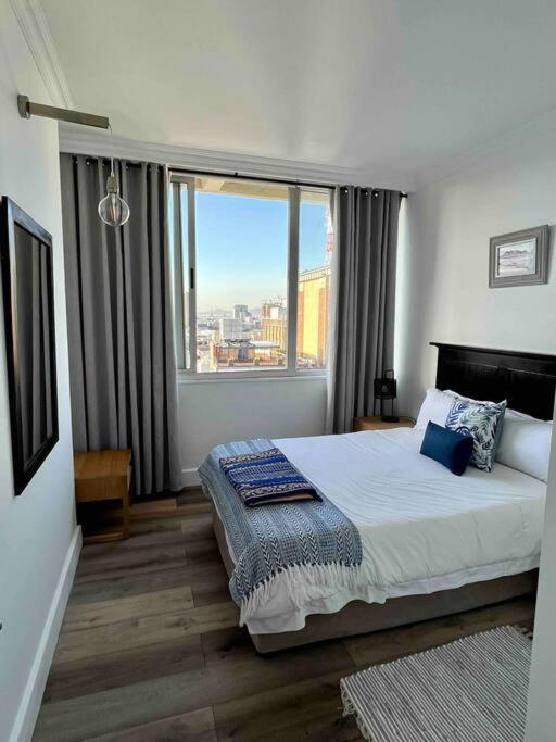 Modern, Trendy And Comfortable 2 Bedroom In Apartment *