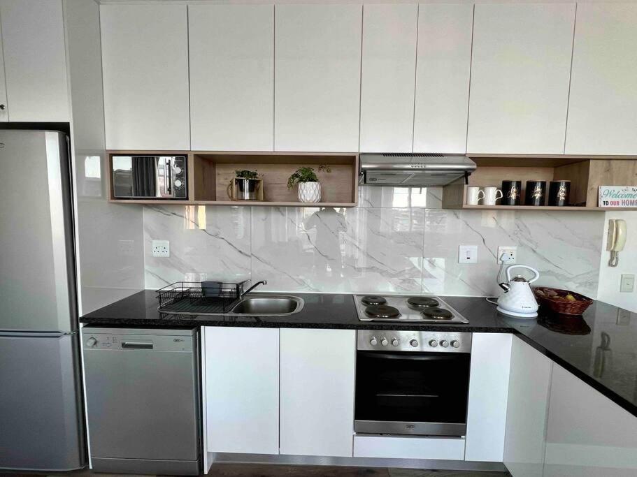 Modern, Trendy And Comfortable 2 Bedroom In *
